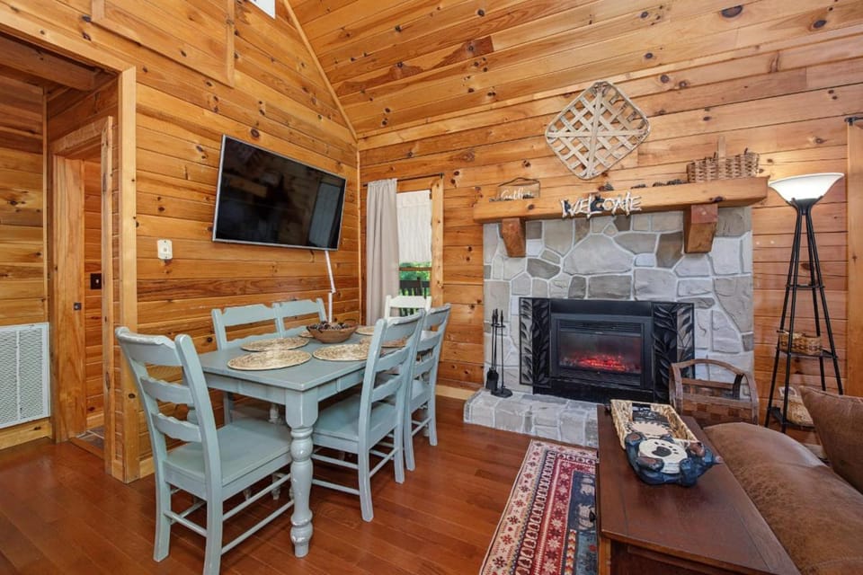 Bed, TV and multimedia, Living room, Dining area, fireplace, furniture, heating