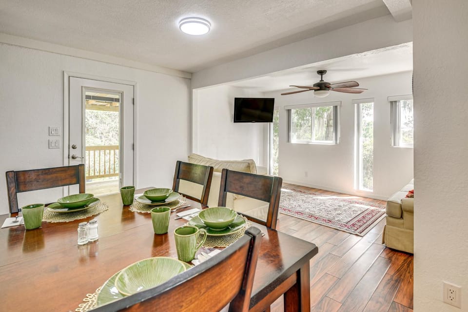 Walk to Lake George: Quiet Nature Escape w/ Deck House in Florida
