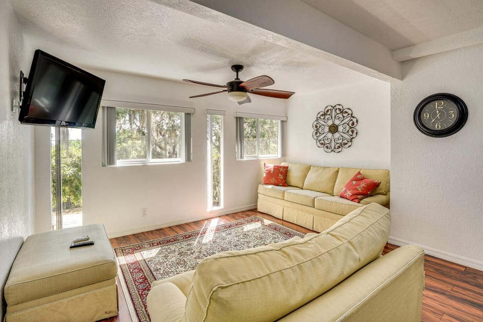 Walk to Lake George: Quiet Nature Escape w/ Deck House in Florida