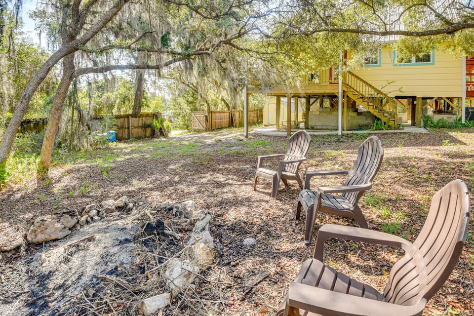 Walk to Lake George: Quiet Nature Escape w/ Deck House in Florida