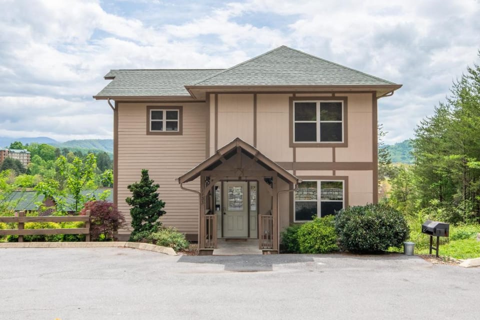 Birdies and Bearcubs By Avada Properties House in Pigeon Forge