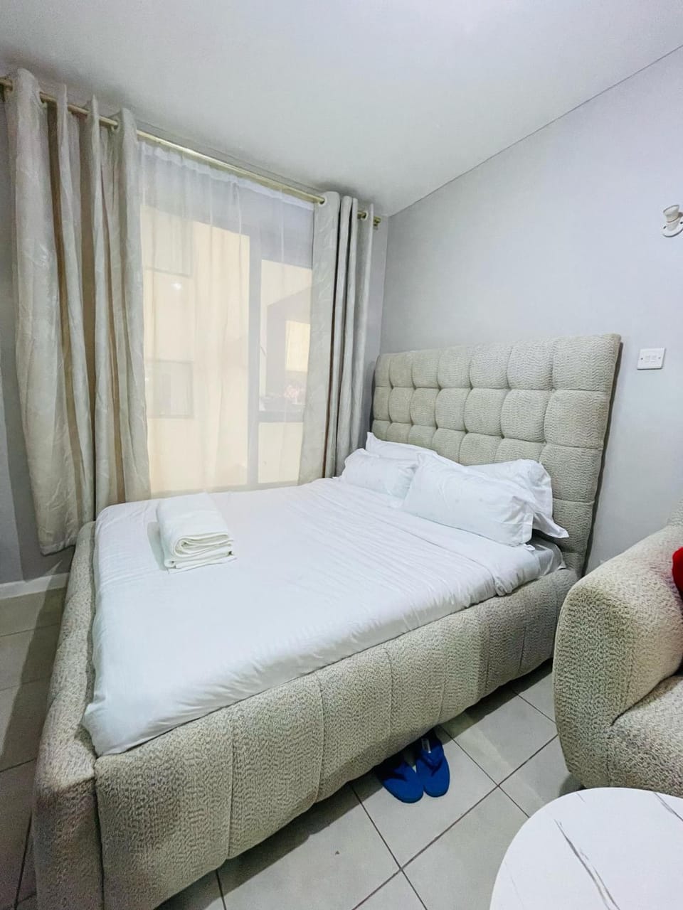 Bed, Living room, Photo of the whole room, Seating area, Bedroom, towels
