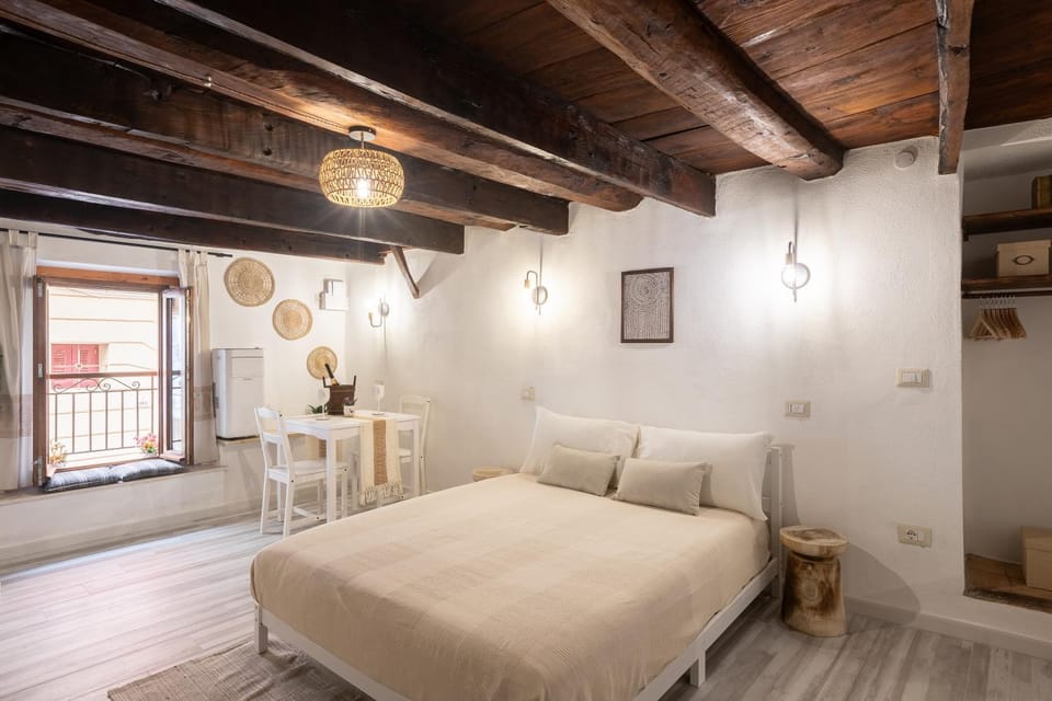 Bed, Living room, Photo of the whole room, Seating area, Bedroom