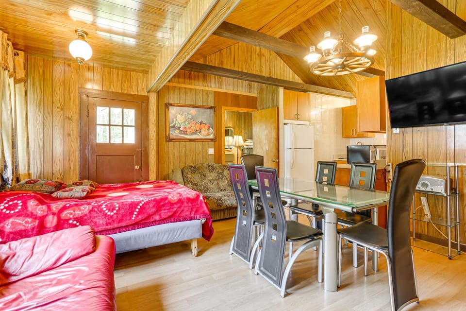 Community Perks: Monticello Cabin w/ Grill! Cabin in Pennsylvania
