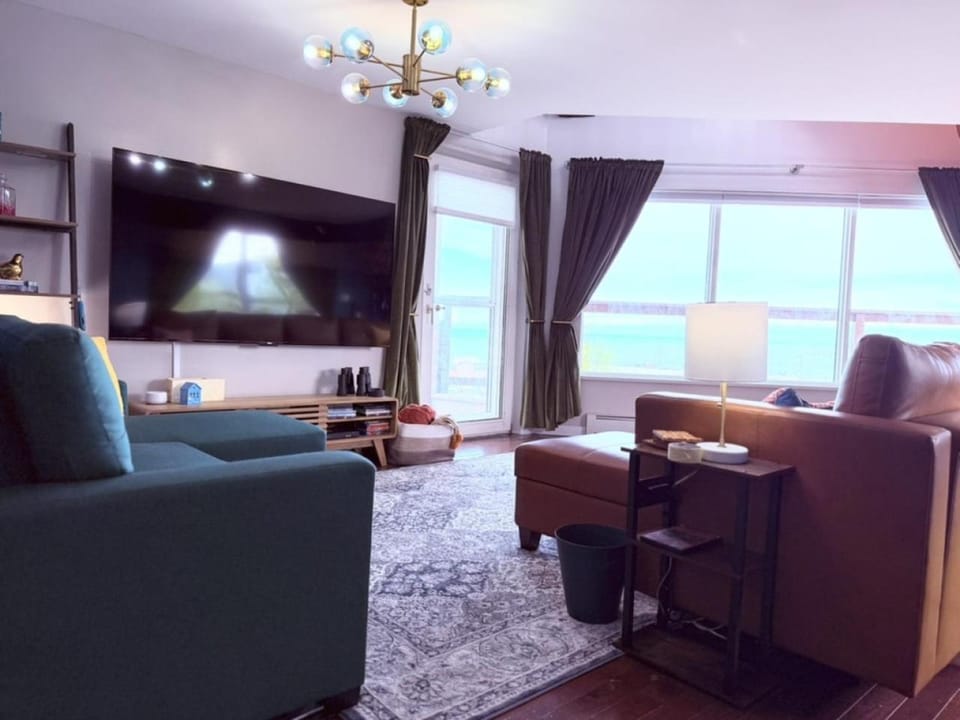 TV and multimedia, Living room, Seating area, Landmark view