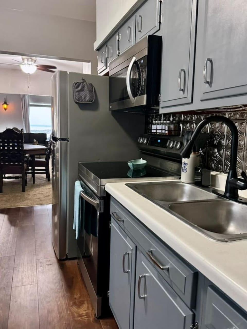 Kitchen or kitchenette, Dining area, dishwasher, oven, pet friendly