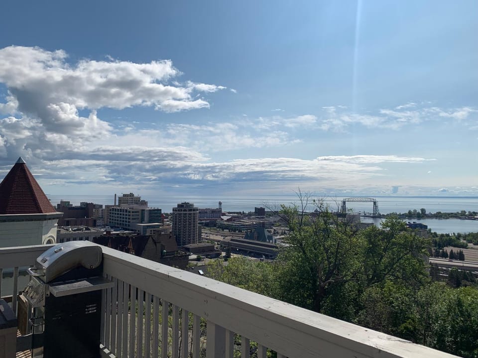 Nearby landmark, Natural landscape, Balcony/Terrace, City view, Lake view, Landmark view