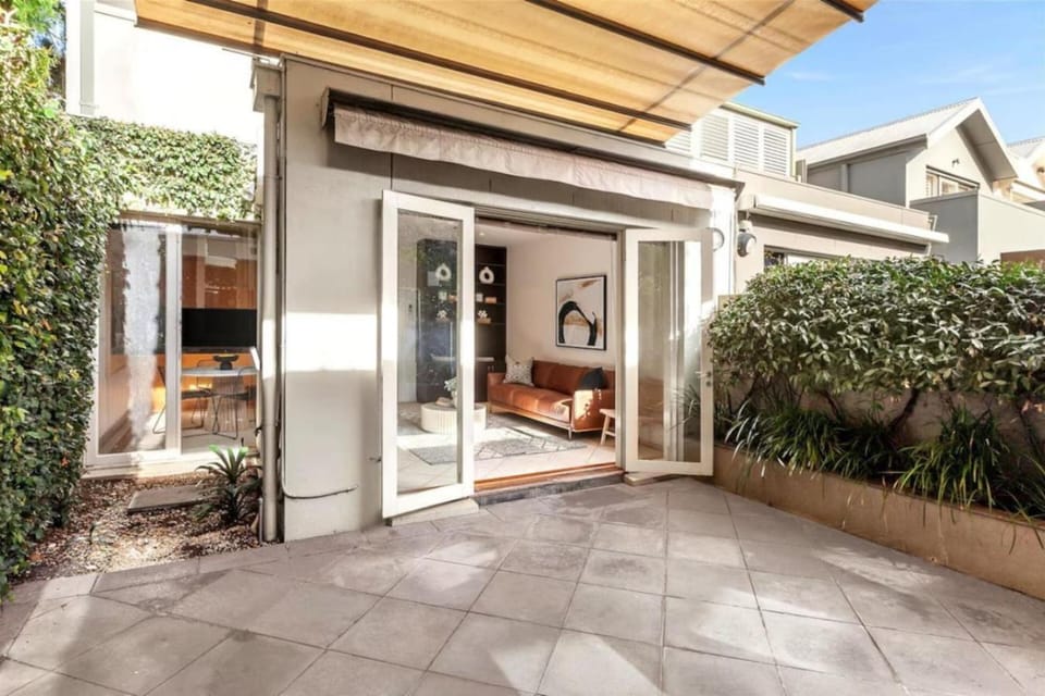 Property building, Patio, Balcony/Terrace