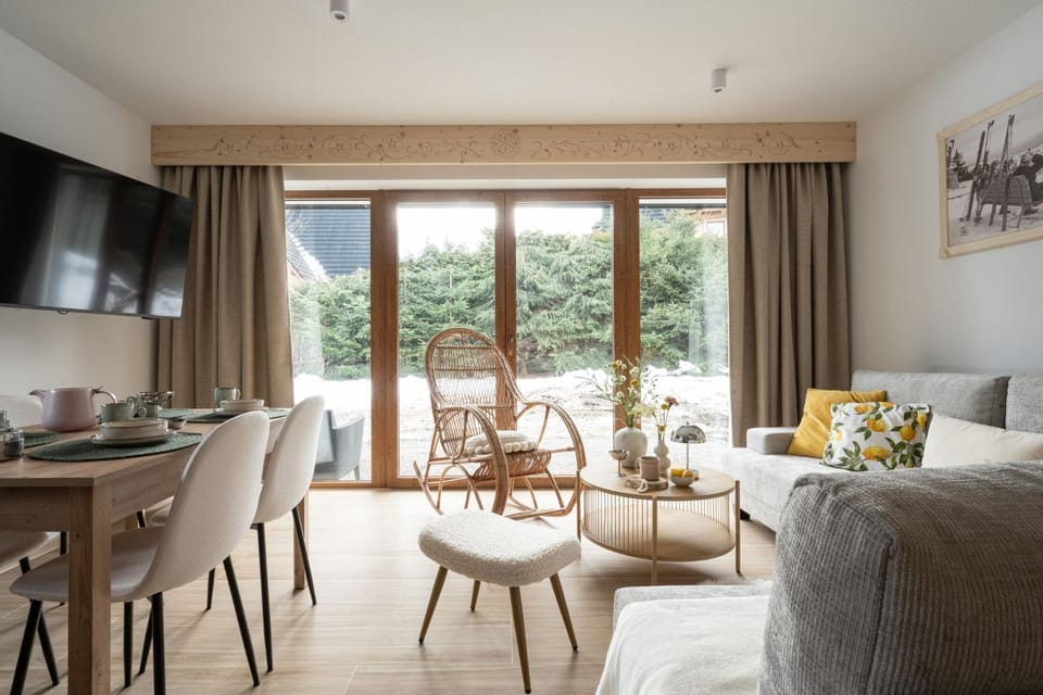 TV and multimedia, Living room, Seating area, Dining area