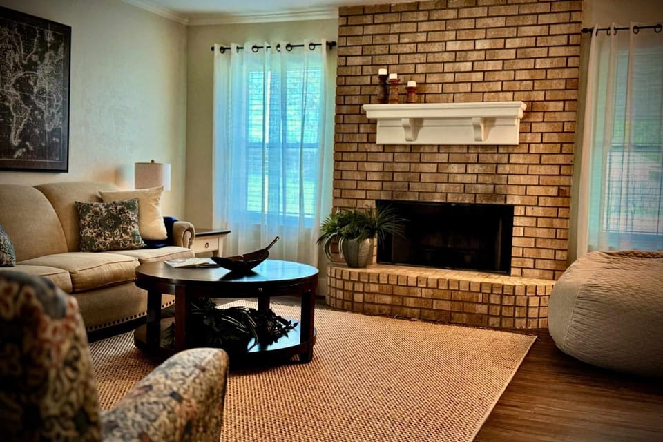 Quiet Escape family with Private Pool House in Waco