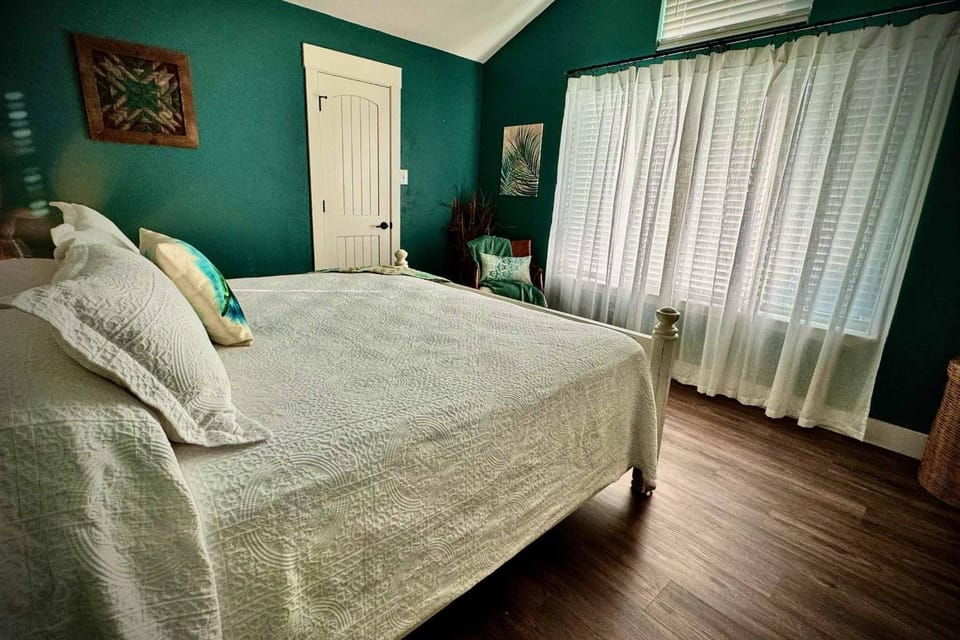 Quiet Escape family with Private Pool House in Waco