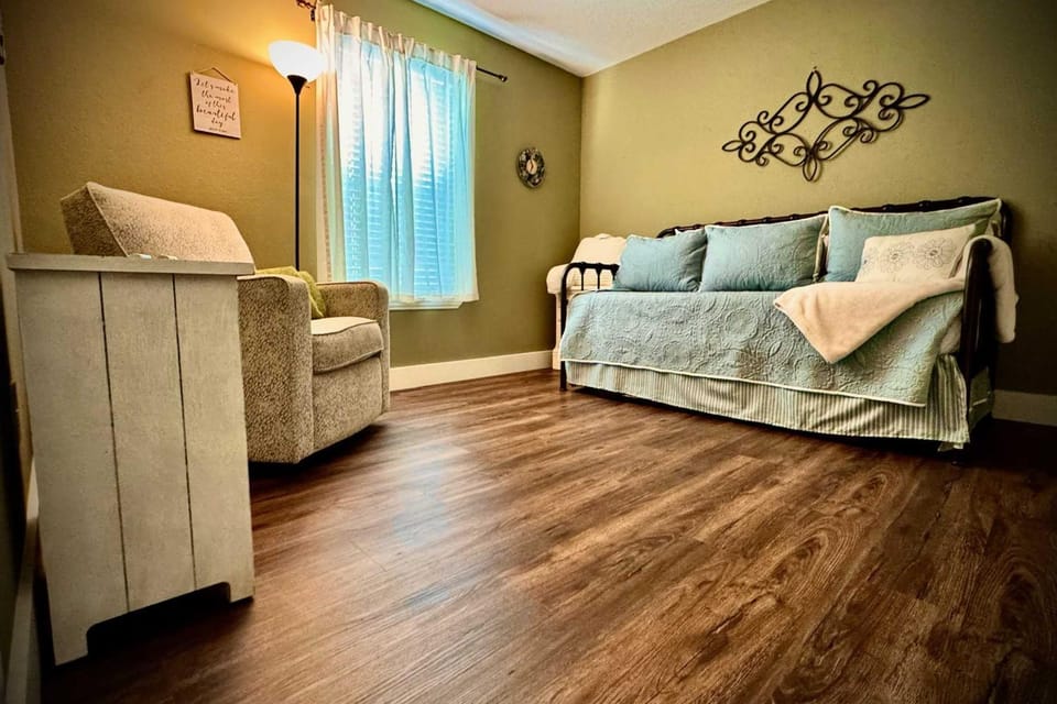 Quiet Escape family with Private Pool House in Waco
