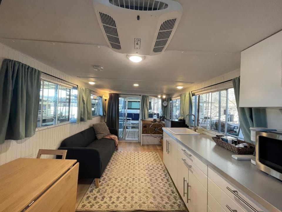 The Albatross-Houseboat DT Knox House in Knoxville