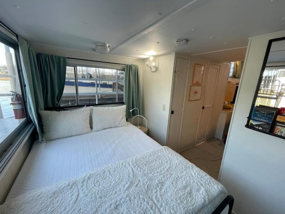 The Albatross-Houseboat DT Knox House in Knoxville