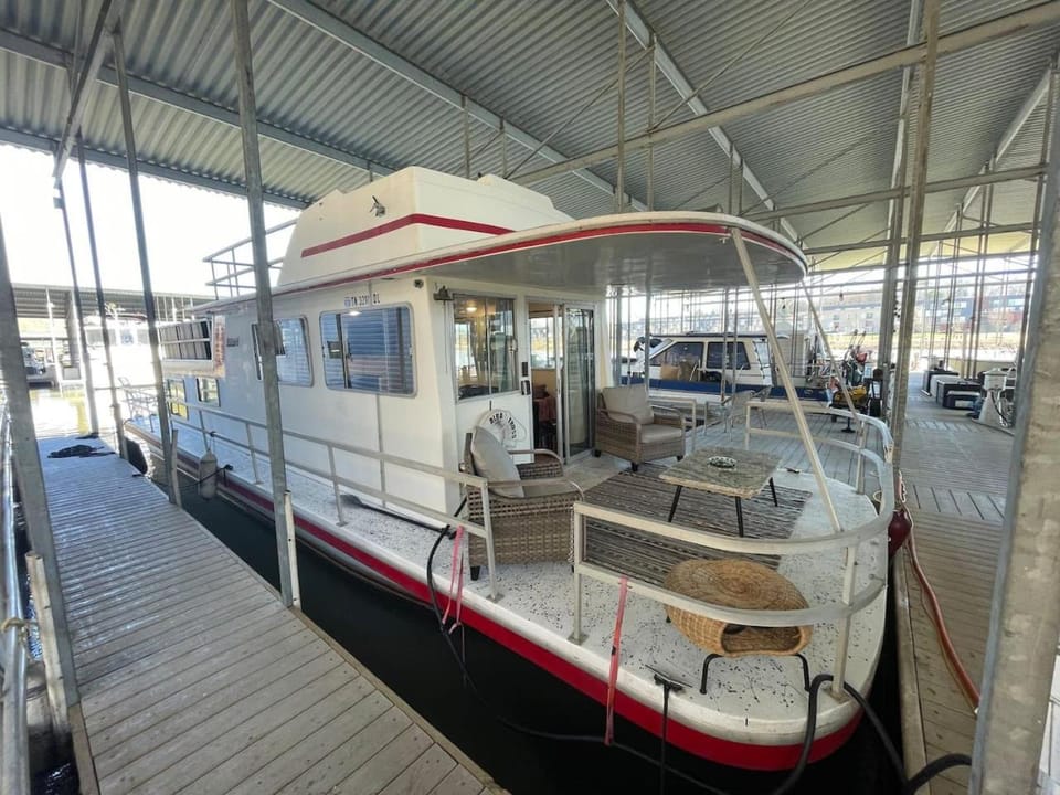 The Albatross-Houseboat DT Knox House in Knoxville