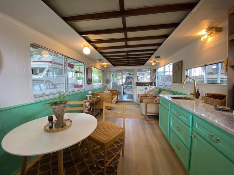 The Black Dog. Houseboat In DT Knox House in Knoxville