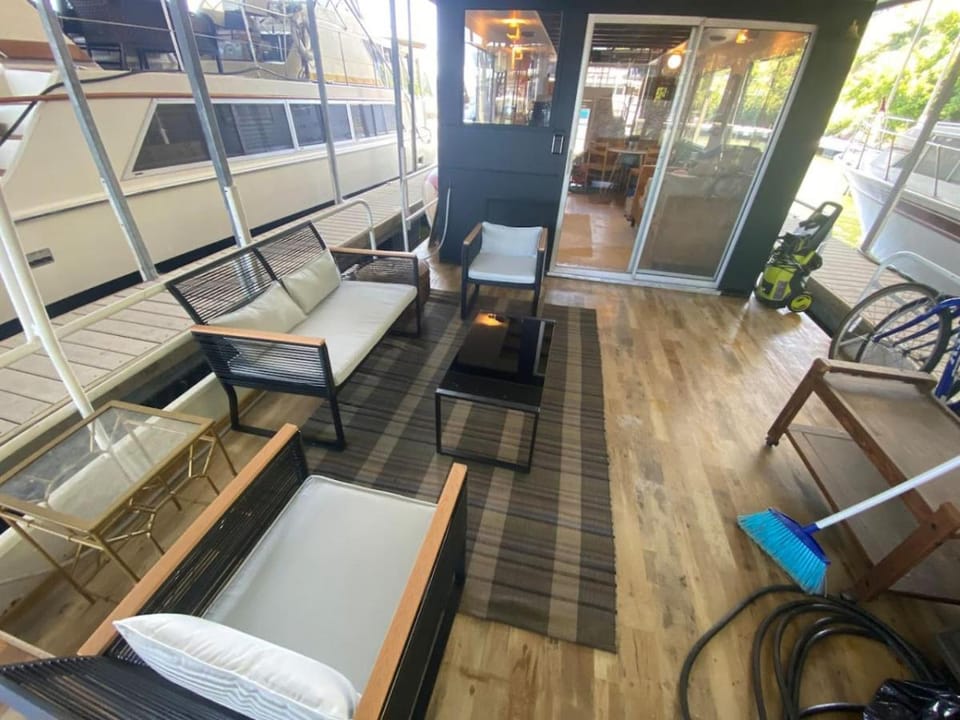 The Black Dog. Houseboat In DT Knox House in Knoxville
