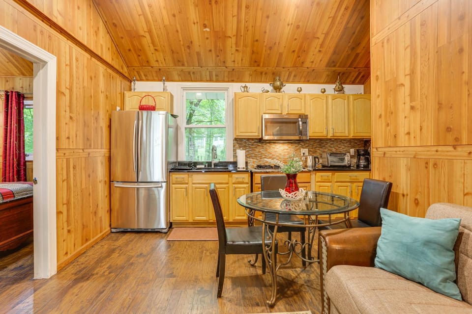 6 Mi to Bethel Woods Center: Cabin Near Shops Cabin in Pennsylvania