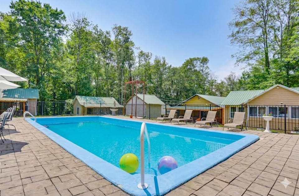 6 Mi to Bethel Woods Center: Cabin Near Shops Cabin in Pennsylvania