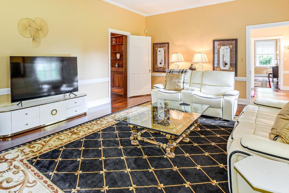 16 Mi to Baltimore: Spacious Home in Owings Mills! House in Maryland