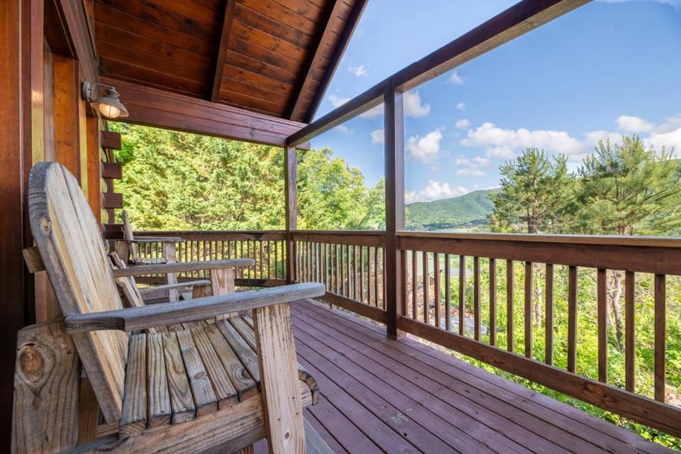 Misty Mountain Treehouse By Avada Properties House in Sevier County