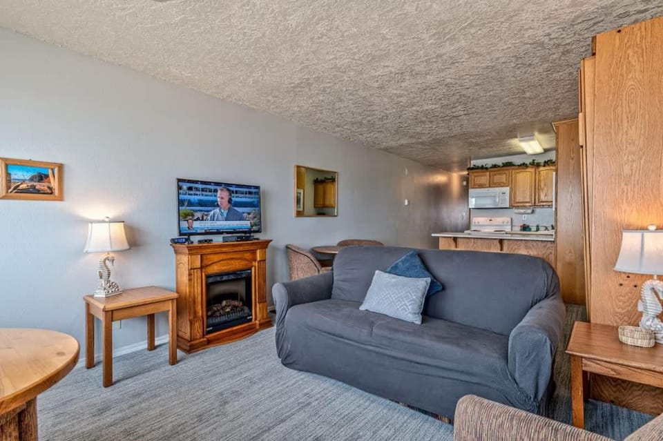 Sea Gypsy Rentals - Oceanfront Suite - Sleeps 6 House in Lincoln City
