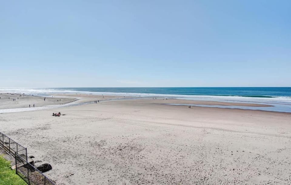Sea Gypsy Rentals - Oceanfront Suite - Sleeps 6 House in Lincoln City