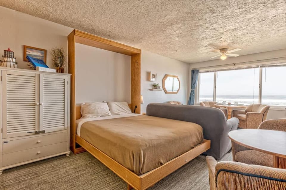 Sea Gypsy Rentals - Oceanfront Suite - Sleeps 6 House in Lincoln City