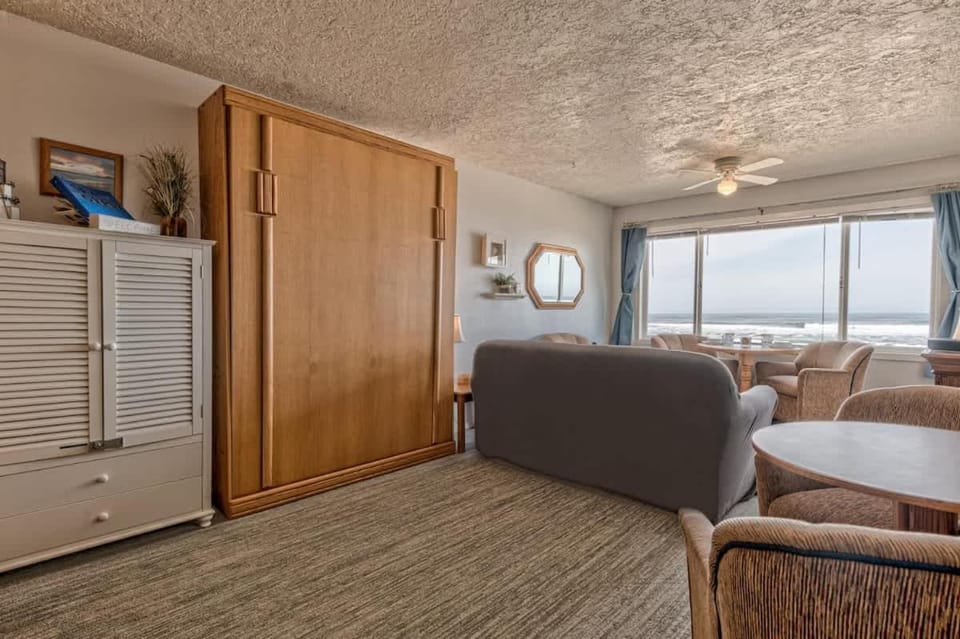 Sea Gypsy Rentals - Oceanfront Suite - Sleeps 6 House in Lincoln City