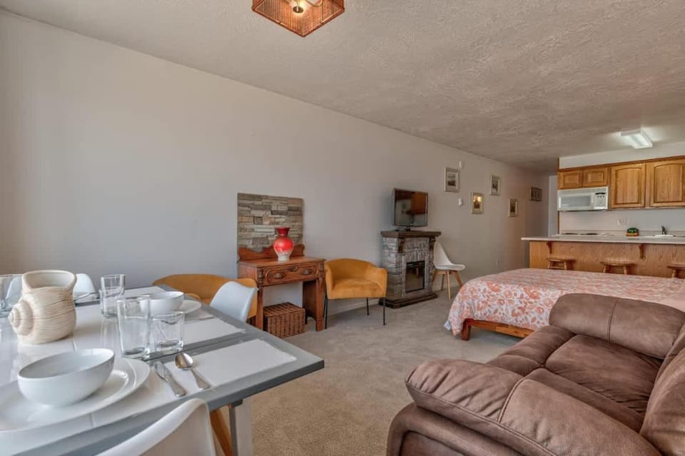 Sea Gypsy Rentals - Oceanfront Suite - Top Floor House in Lincoln City