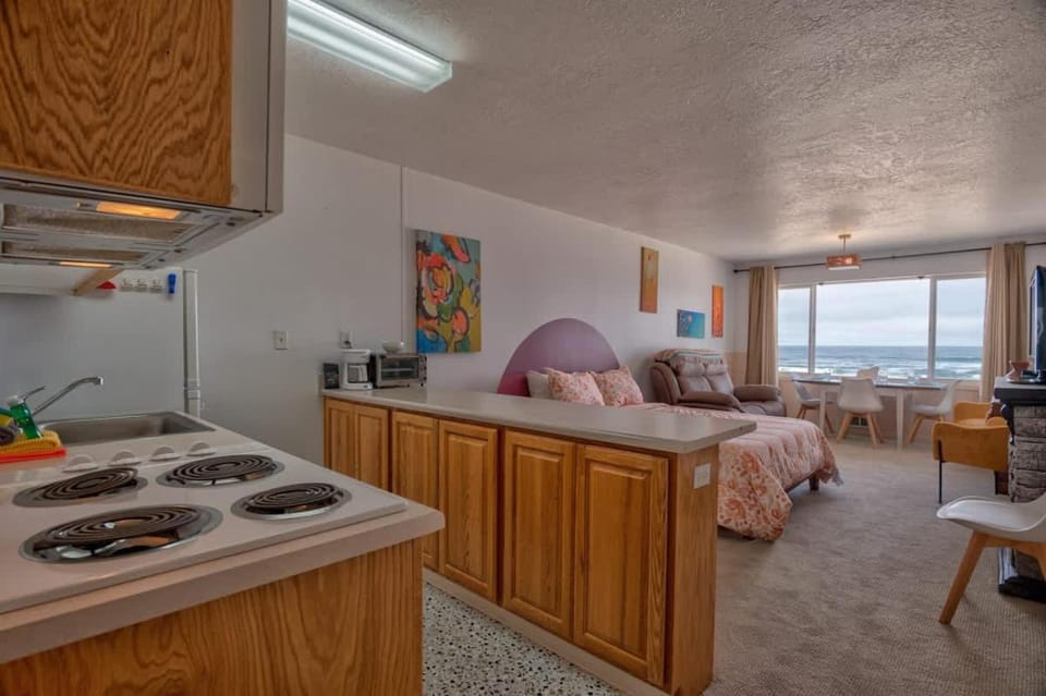 Sea Gypsy Rentals - Oceanfront Suite - Top Floor House in Lincoln City
