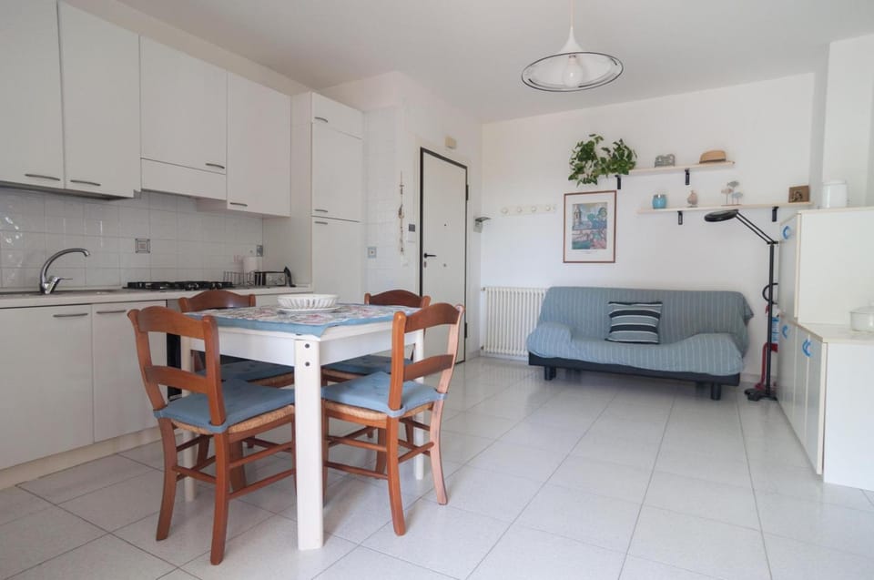 Kitchen or kitchenette, Living room, Seating area, Dining area, stove