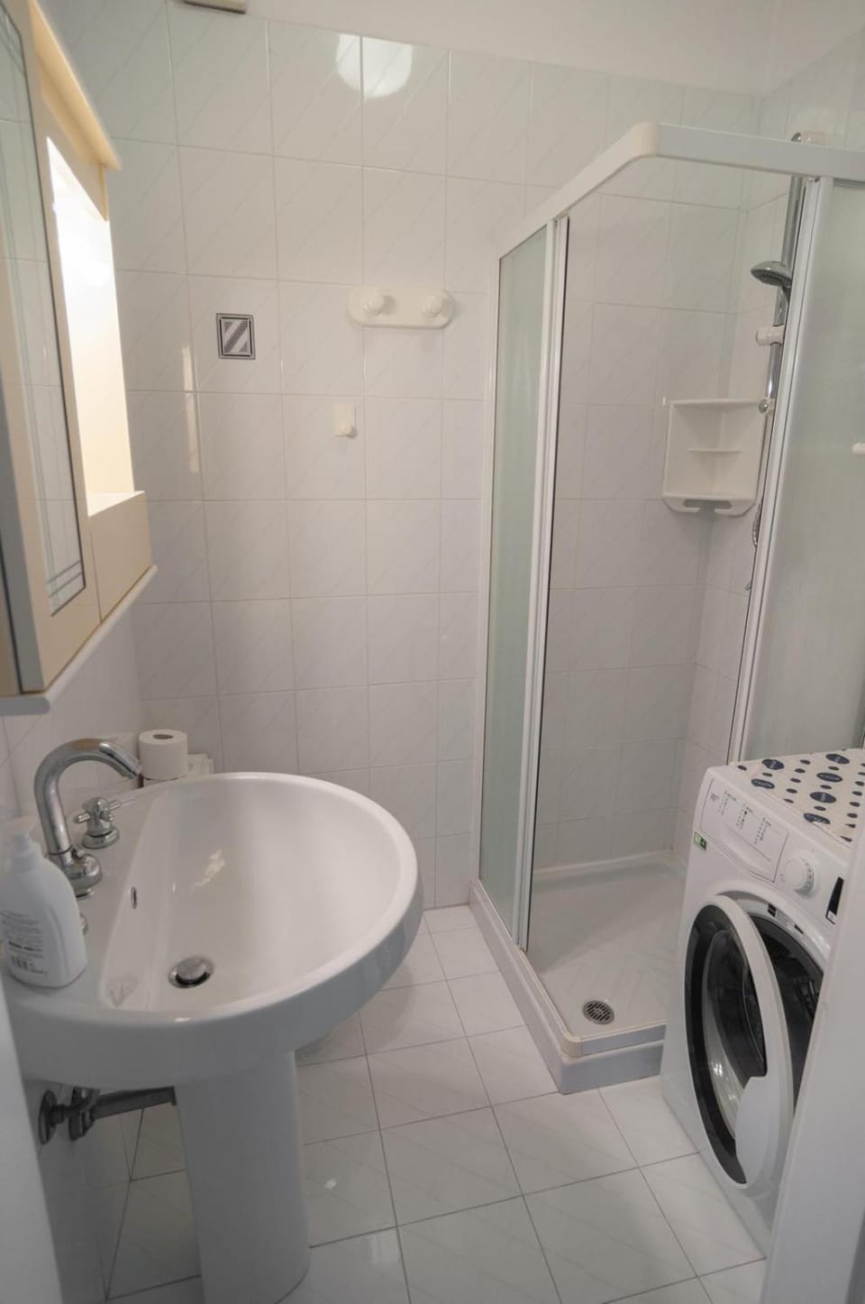 Shower, Bathroom, towels, washing machine