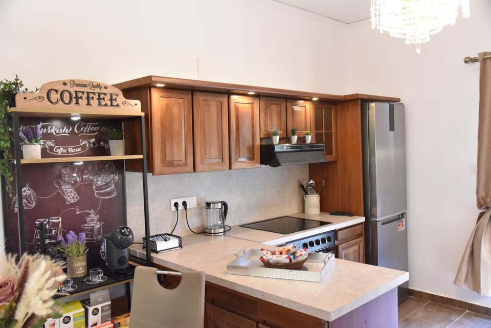 Coffee/tea facilities, Kitchen or kitchenette, oven, stove