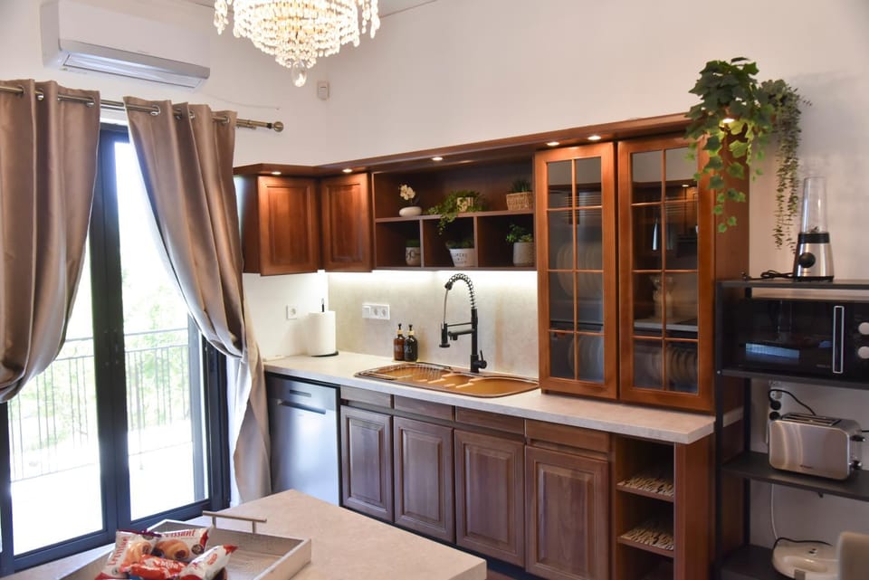 Coffee/tea facilities, Kitchen or kitchenette, oven, stove, toaster