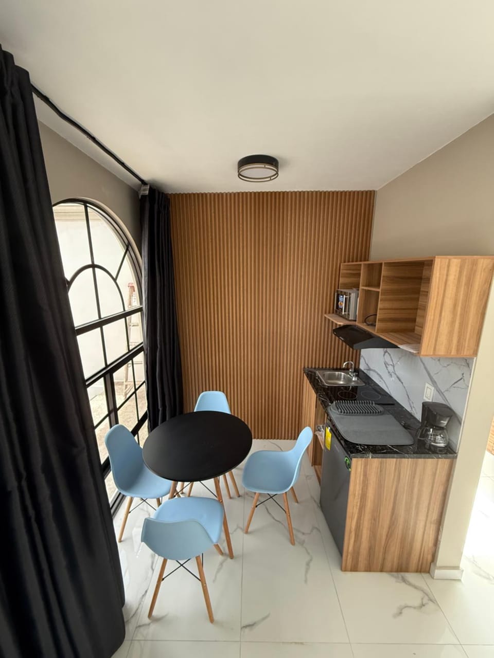 Kitchen or kitchenette, Dining area