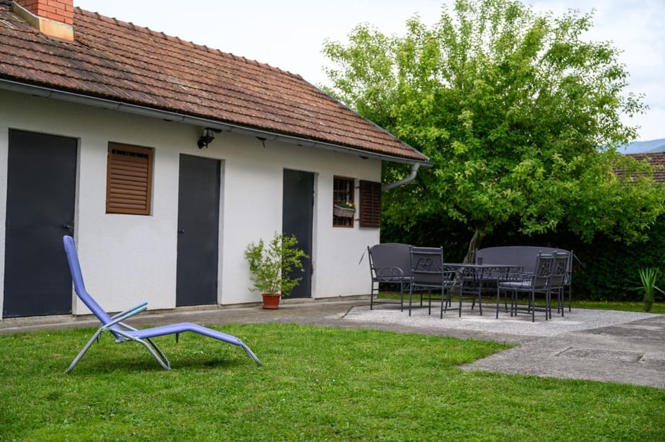 Property building, Patio, Day, BBQ facilities, Garden, Garden, Garden view, sunbed