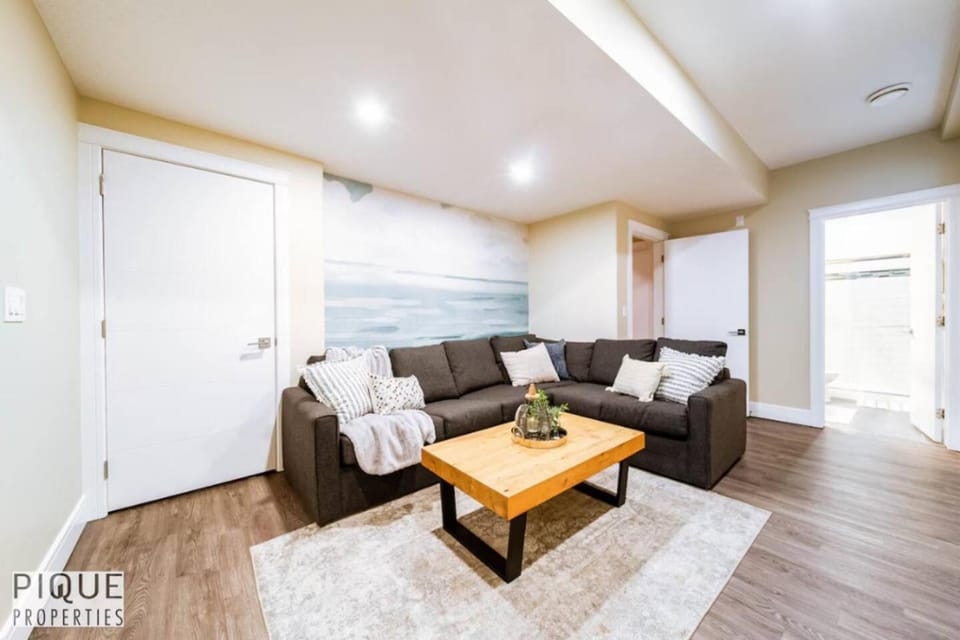 Sanctuary Suite - KingBed - Wifi - Near WEM - Rogers Apartment in Edmonton