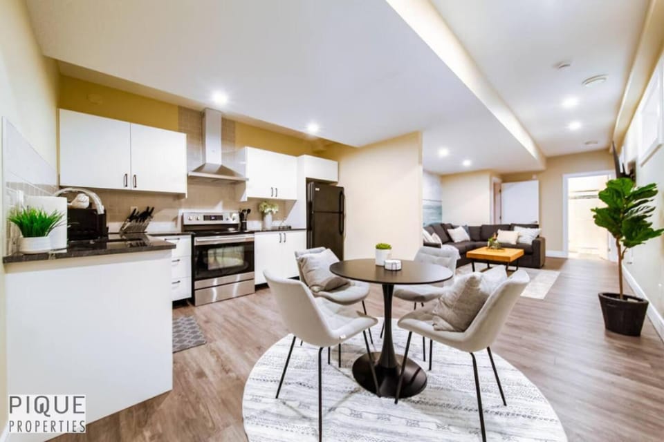 Sanctuary Suite - KingBed - Wifi - Near WEM - Rogers Apartment in Edmonton