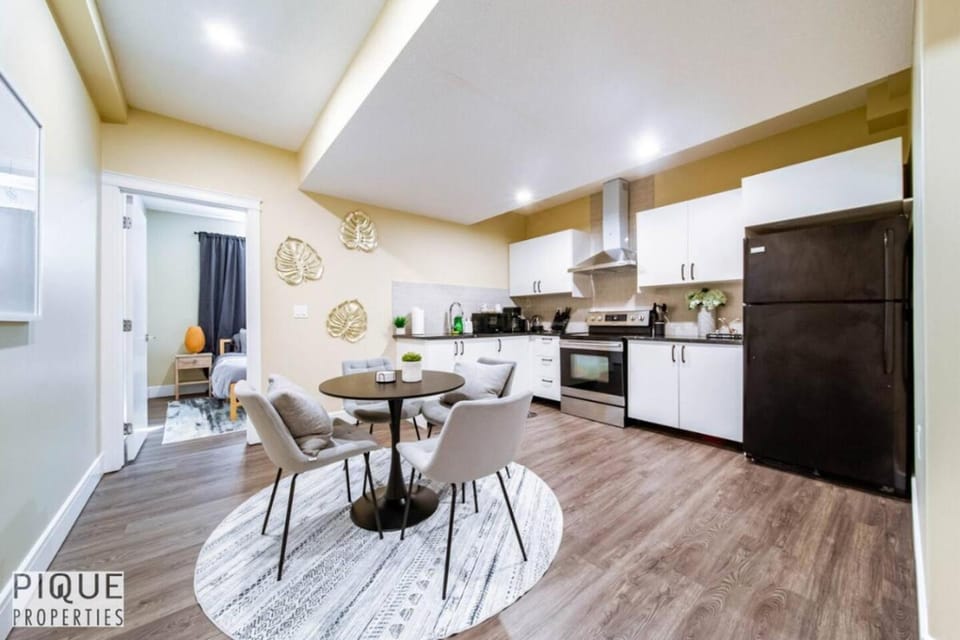 Sanctuary Suite - KingBed - Wifi - Near WEM - Rogers Apartment in Edmonton