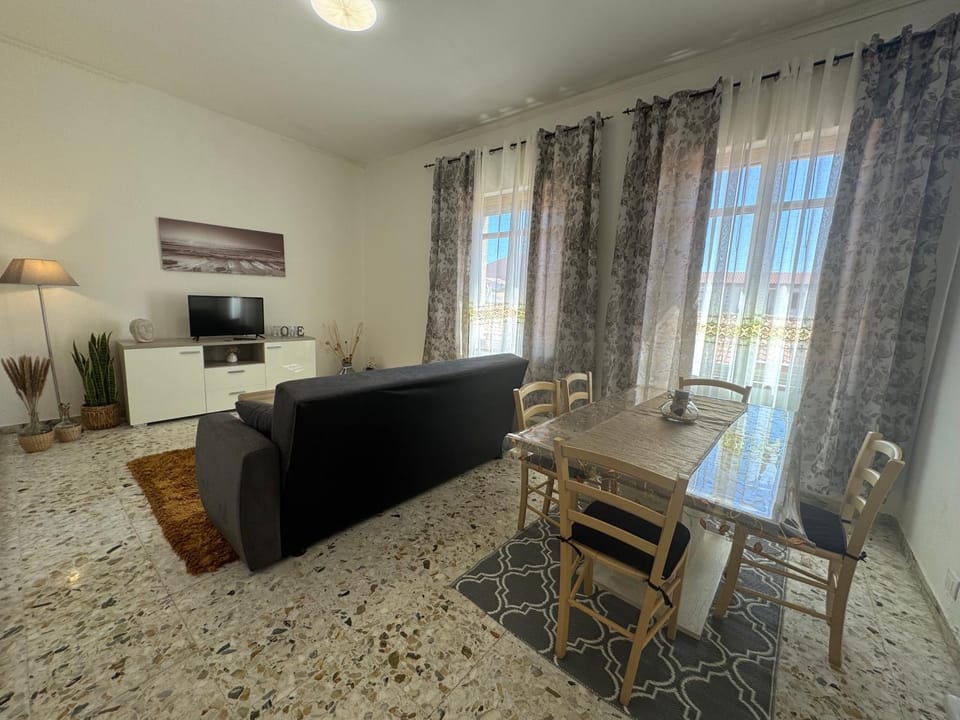 TV and multimedia, Living room, Seating area, Dining area