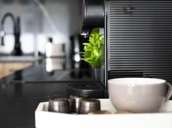 Coffee/tea facilities, Kitchen or kitchenette, stove