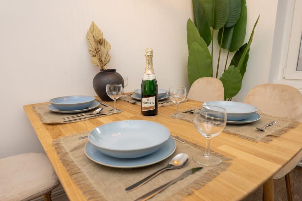 Food and drinks, Dining area, Food, Drinks, Alcoholic drinks