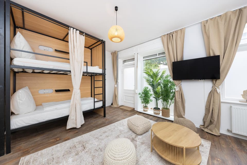 Communal lounge/ TV room, Bed, TV and multimedia, Photo of the whole room, Evening entertainment, Bedroom, bunk bed, towels