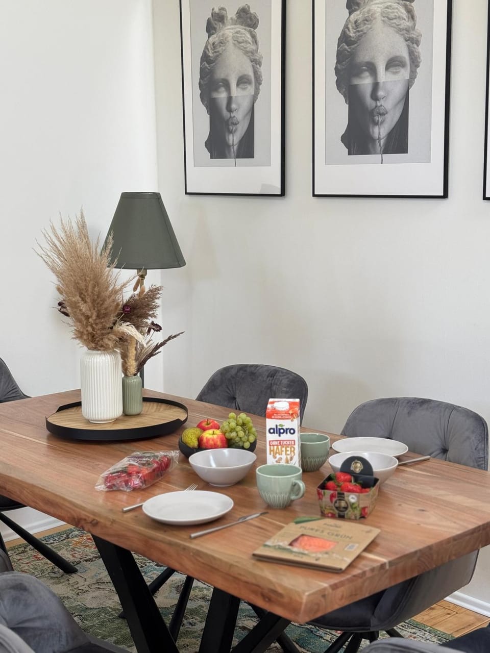 Food and drinks, Seating area, Dining area, Food