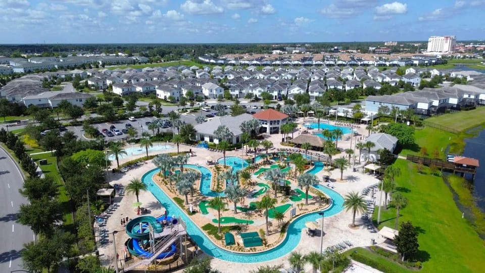Summer in Style - 4 BR TownHome with Private pool House in Kissimmee