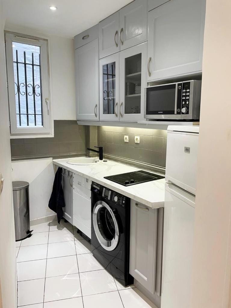 Kitchen or kitchenette, stove, washing machine