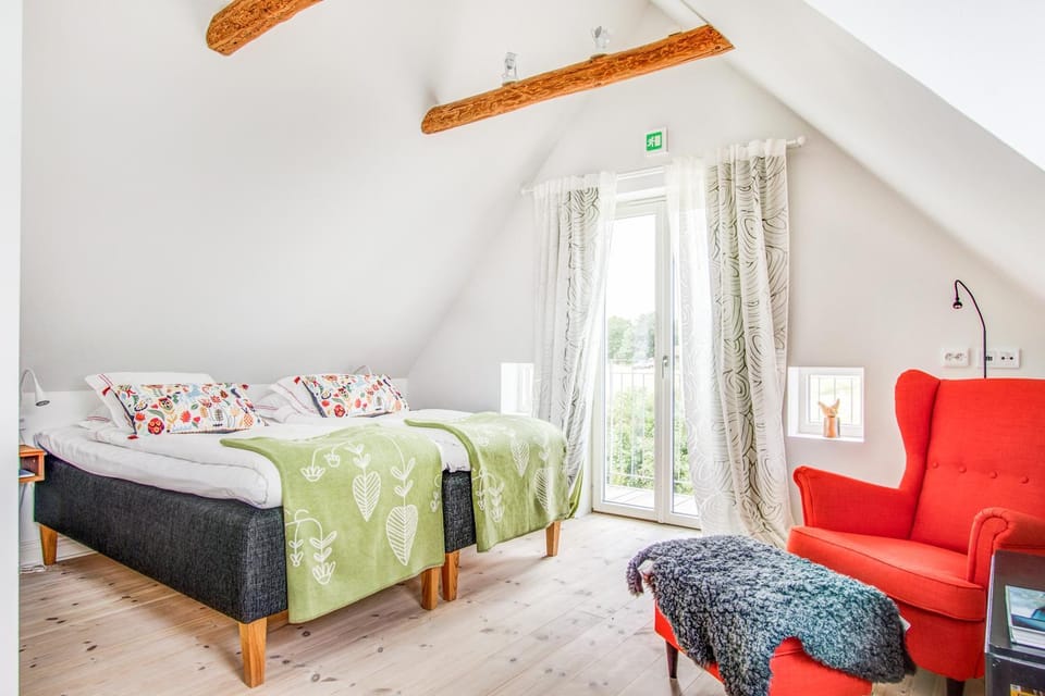 Bed, Seating area, Bedroom