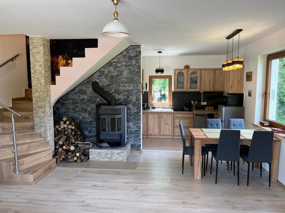 Living room, Seating area, Dining area, fireplace
