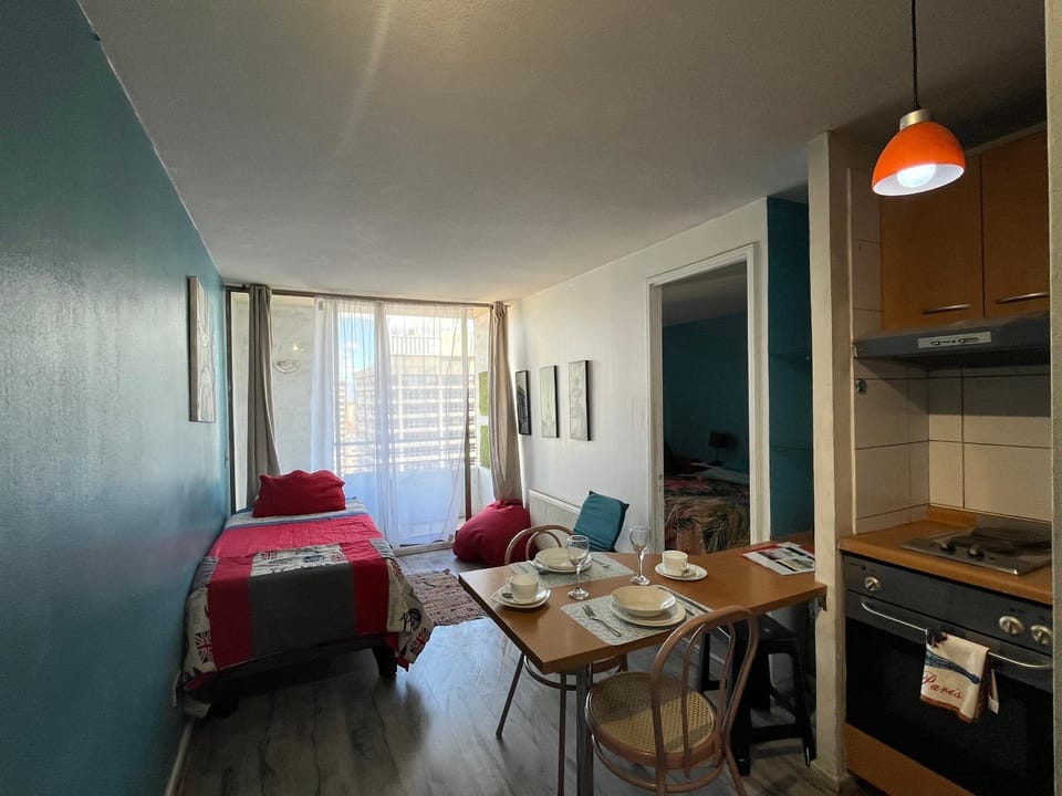 Kitchen or kitchenette, Living room, Seating area, Dining area, minibar, oven, stove
